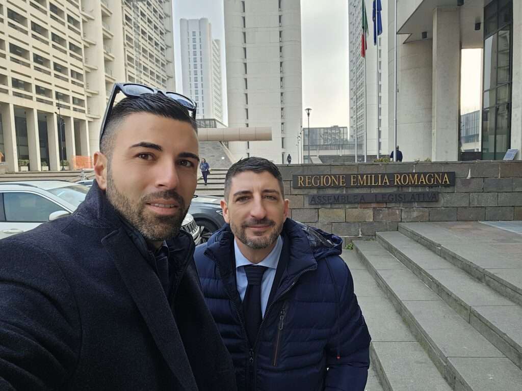 In foto davanti al palazzo della Regione Emilia-Romagna il Segretario Marco Bianco e il Vice segretario regionale Luigi Russo 